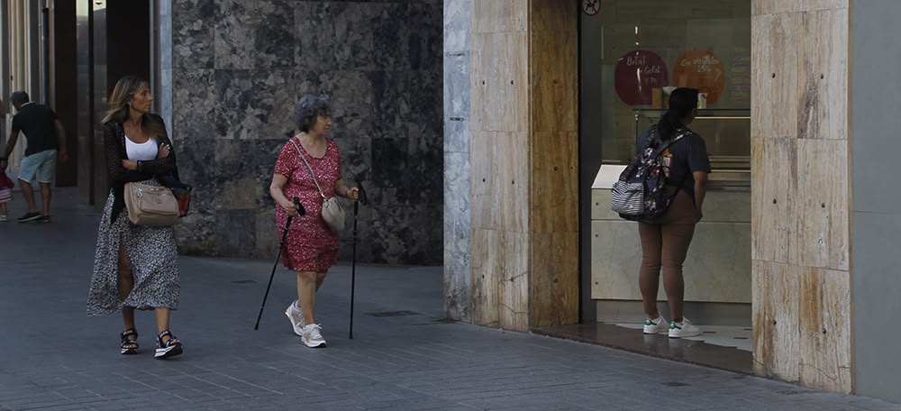 Una noia fent cua a una geladeria del Passeig. Aquest divendres. Autora: Lucia Marin