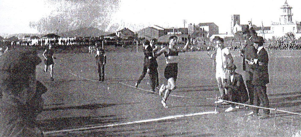 Manel Mateu guanyador de la cursa de 3.000 m. sl camp del Centre d'Esports Sabadell (1922).