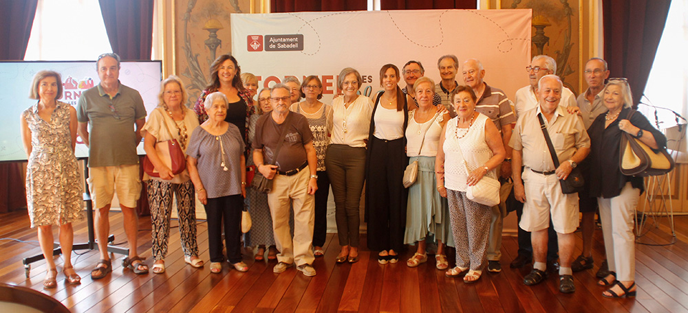 Foto de família entre l'Ajuntament i els assistents a la presentació de Vacances per la Gent Gran. Autora: Lucia Marin