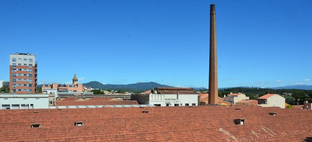 Foto portada: la xemeneia de l'Artextil, quan el complex fabril encara no s'havia desmembrat. Autor: David B.