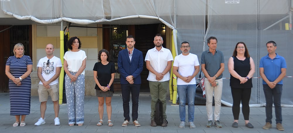 Foto portada: representants municipals a la plaça Sant Roc, aquest dimecres durant el minut de silenci. Autor: David B.