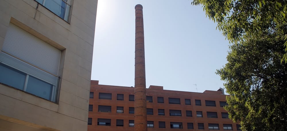 La xemeneia de l'Estruch, a la plaça de Lluis Casassas. Autora: Lucía Marín.