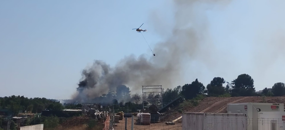 Foto portada: un helicòpter durant l'incendi dels horts de Can Llong. Autor: cedida.