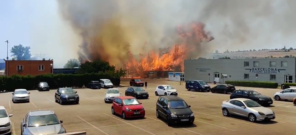 Foto portada: un moment de l'incendi. Fotograma extret del vídeo de @xavivilago a Twitter.