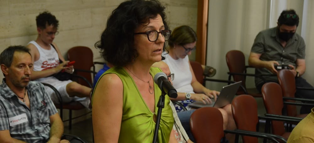 Mercè Argemí, dels Amics del Ripoll, intervenint al ple. Autor. David B. 