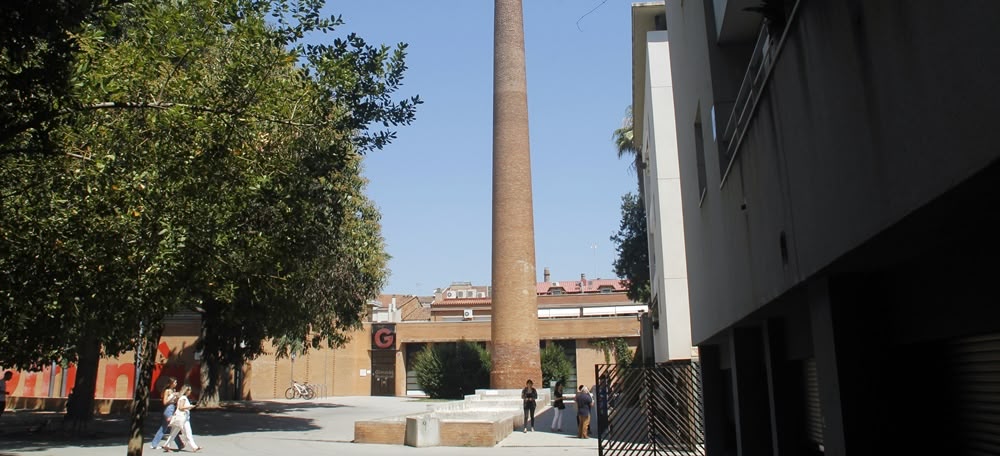 La xemeneia de Sampere i Germans, a la plaça de Frederic Mompou. Autora: Lucía Marín.