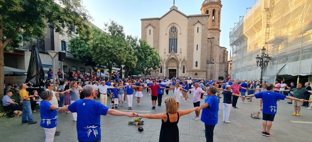 Sardana conjunta de Mirant el Cel per celebrar el 75è aniversari. Aquest dissabte. Autor: cedida.