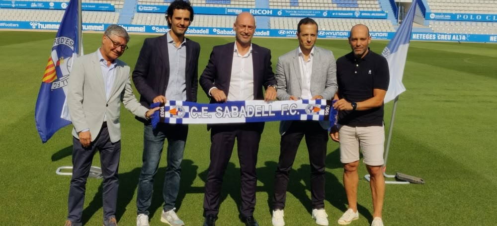 Els representants de Banc Sabadell I CE Sabadell a la gespa. Autor J.Sánchez