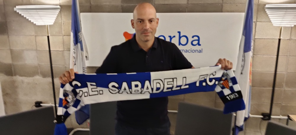 Gabri Garcia amb la bufanda del Sabadell. Autor: J.Sánchez