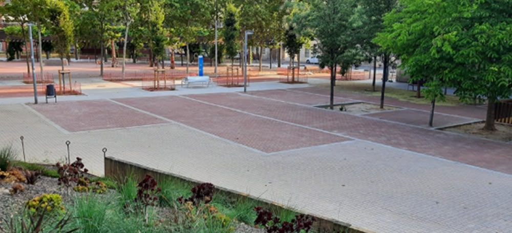 Nova plaça a l'Eixample, fruit de la fusió de la plaça Montserrat Roig i Mestre Planas. Autor: Ajuntament.