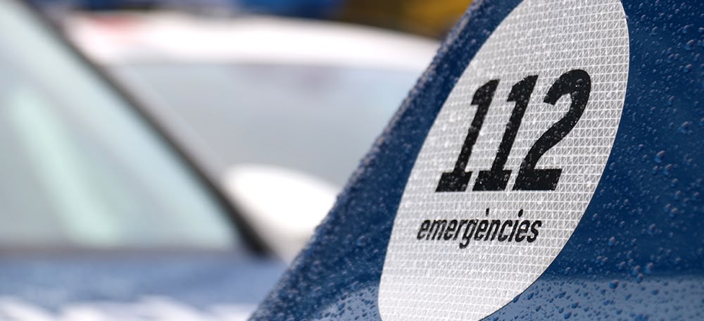 Pla de detall d'un lateral d'un dels nous vehicles dels Mossos d'Esquadra presentats al Complex Egara amb la imatge del telèfon d'emergències 112, el dia 11 de novembre de 2021.