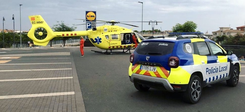 Foto: Una imatge de l’operatiu amb l’helicòpter medicalitzat al pàrquing del LIDL de Roda de Berà. / AJ. RODA DE BERÀ
