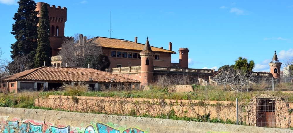 Foto portada: exterior del castell de Can Feu, també anomenat Torre d'en Feu. Autor: David B.