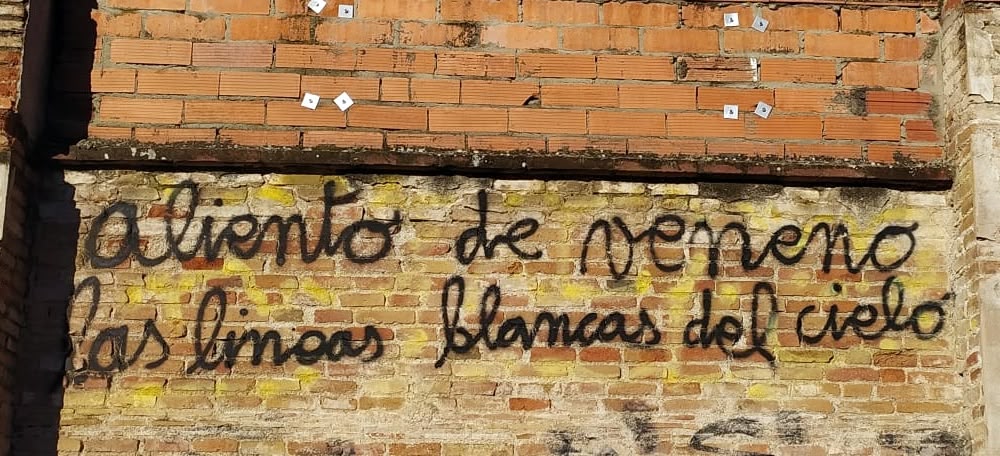 "Aliento de veneno las líneas blancas del cielo"