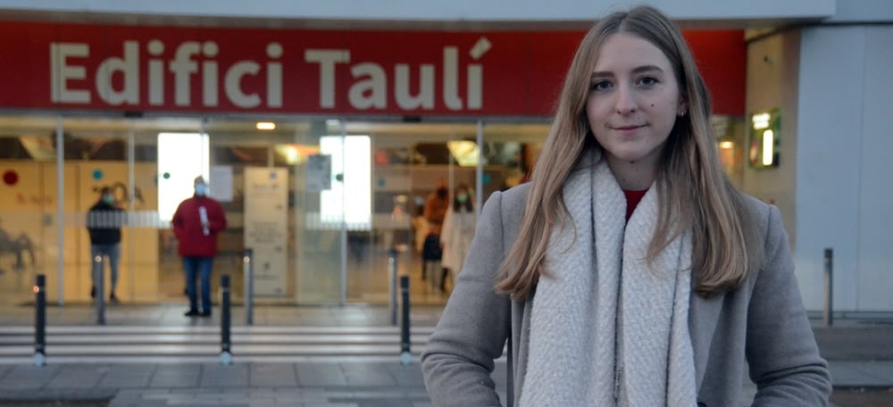 Judit Galán, una de les millors sabadellenques a les PAU de fa una dècada, a les portes de l'hospital Parc Taulí, al desembre de 2021. Autora: Gemma Vives.