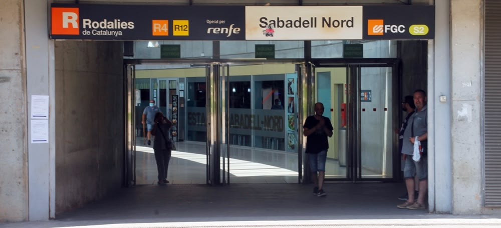 L'entrada a l'estació Sabadell Nord, el mes de juliol. Autor: Lucía Marín.