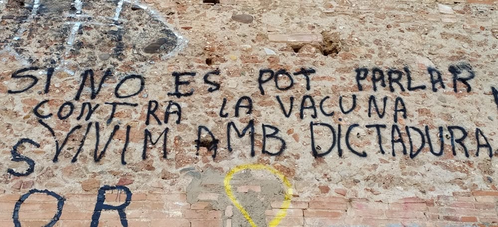 Si no es pot parlar contra la vacuna, vivim amb (sic) dictadura