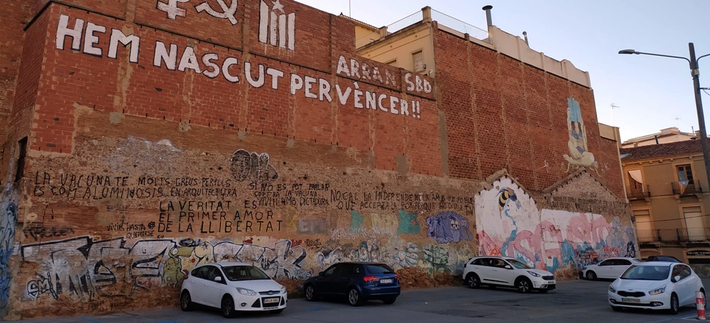 Foto portada: una de les parets que conté més pintades del Vapor Turull, la que dona a les Escolàpies, el divendres 19 d'agost de 2022 al matí. Autor: J.d.A.