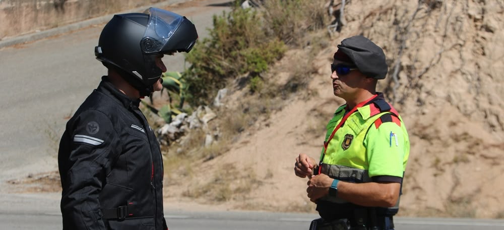 Una agent dels Mossos en un control. Autor: cedida.