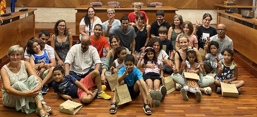 Foto de família de les famílies sabadellenques i els nens sahrauís amb l'alcaldessa. Autora: J. Ramon.