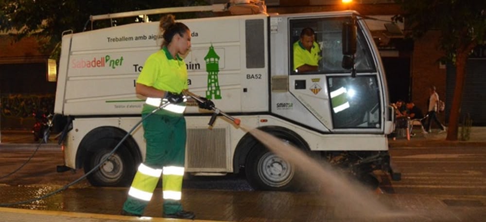 Foto portada: un camió d'SMATSA netejant el carrer. Autor: cedida.