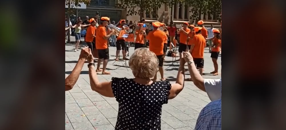 Foto portada. captura de pantalla del vídeo amb la 'Despechá' sardanista.