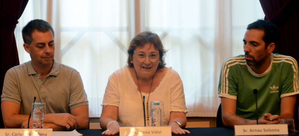 Foto portada: el regidor de Cultura, Carles de la Rosa, la presidenta de Joventut de la Faràndula, Anna Vidal, i Arnau Solsona. Autor: David B.