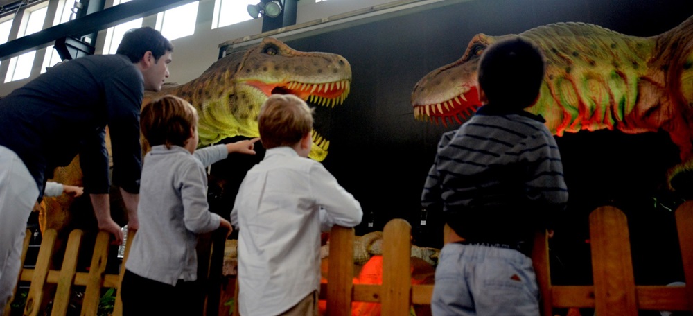 Foto portada: visitants a Dinosaurs Tour. Autor: David B.