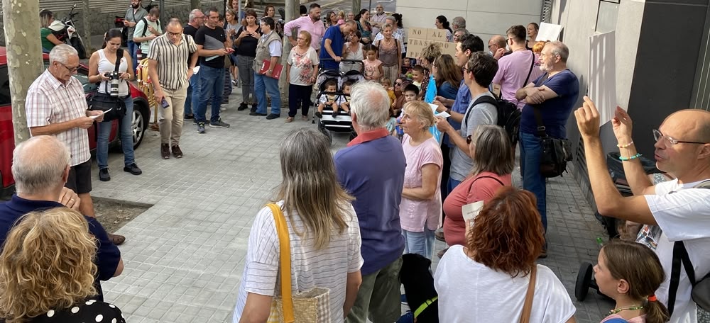 Concentració a les portes del CAP Gràcia en contra de la unificació de pediatria. Autora: J. Ramon