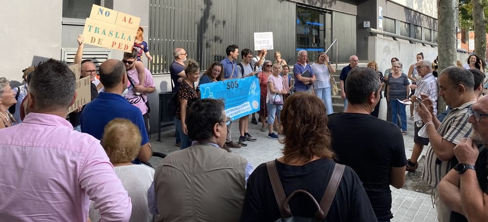 Concentració a les portes del CAP Gràcia en contra de la unificació de pediatria. Autora: J. Ramon