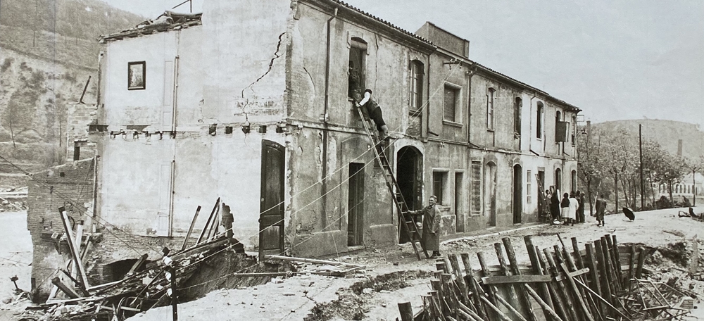 Foto portada: Imatge d'arxiu de les riuades del 1962 a Sabadell. Autor: cedida.