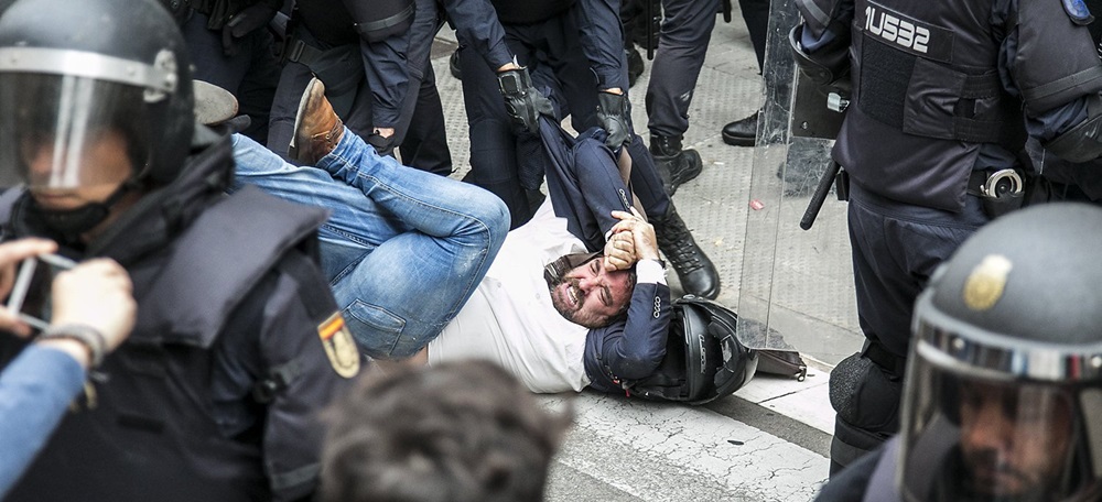 Foto portada: els antiavalots, amb l’exalcalde Juli Fernàndez, a terra. Foto: @julifernandez via Twitter.
