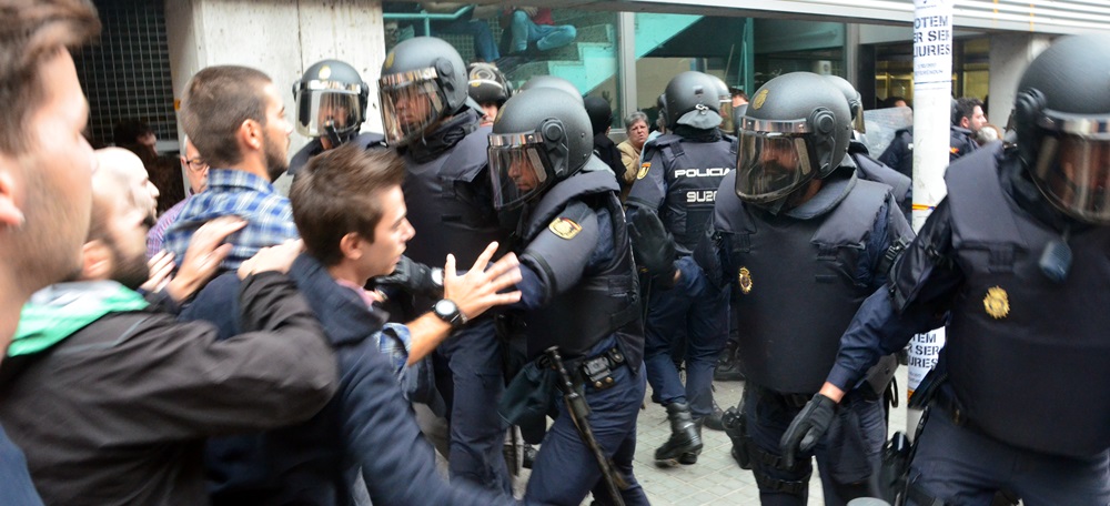 Agents de la Policia Nacional i manifestants a les portes del Nostra Llar. Autor: David B.
