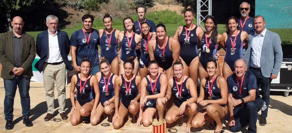 Foto portada: l'equip femení del CN Sabadell. Autor: cedida.