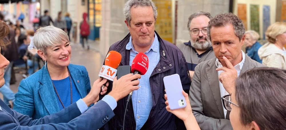 L'encara consellera de Justícia, Lourdes Ciuró, l'exconseller Joaquim Forn i l'actual portaveu i alcaldable de Junts per Sabadell Lluis Matas, el passat dijous al Casal Pere Quart, on els tres van demanar a la militància la continuítat al govern. Autor: cedida.