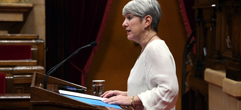 Foto portada: la consellera de Justícia, Lourdes Ciuró, al Parlament. Autor: ACN.