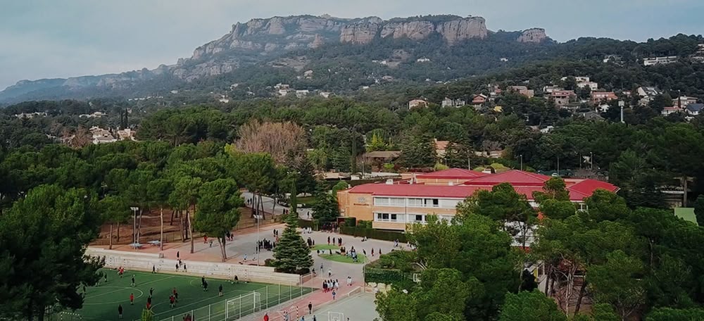 Foto portada: l'escola Montcau - La Mola, amb La Mola de fons. Autor: cedida.