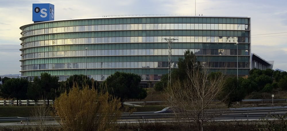 Foto portada: la seu corporativa del BS a la B-30, en terme municipal de Sant Cugat. Autor: Wikipedia.