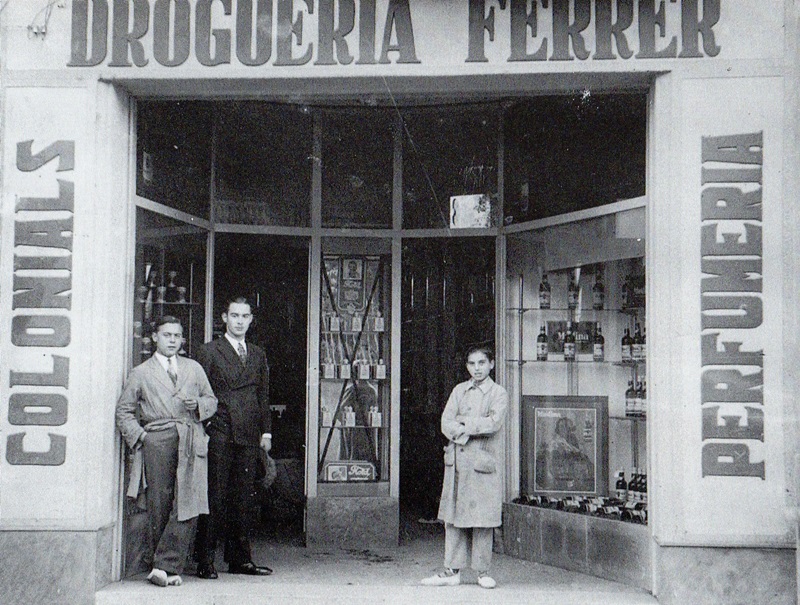 Drogueria de Francesc Ferrer amb dos dependents amb bata (aprox. 1931). Francesc Casañas/MHS.