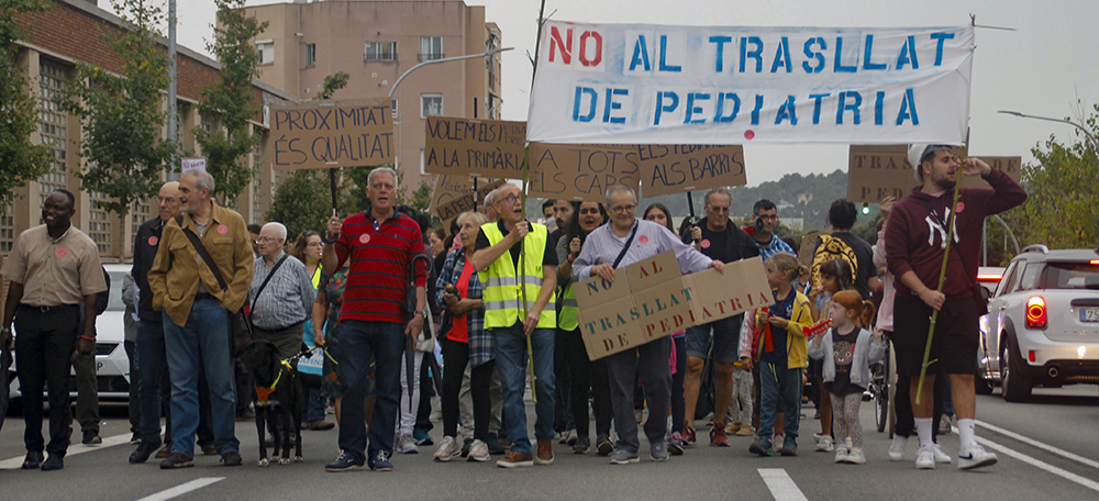 Foto portada: un moment de la manifestación contra el trasllat de la pediatria del CAP Gràcia. Autor: David B