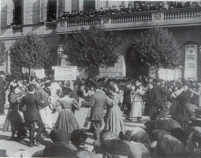 Concurs de sardanes a la plaça Sant Roc (1908).