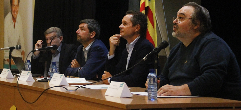 Els regidors de Junts, Francesc Baró i Lluís Matas, el diputat Joan Canadell i l'economista Joan B. Casas. Autora: Lucia Marin