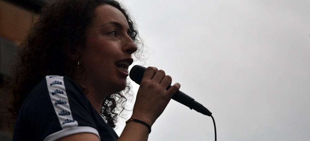 Helana Vázquez, de l'Obrera, durant la seva intervenció a la plaça del doctor Robert. Autor: J.d.A. 