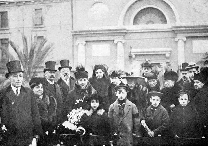Família de Sallarès i Pla, el dia de la inauguració del monument. El segon nen de la dreta de la foto amb barret és Joan Oliver, acompanyat del seu germà Antoni.