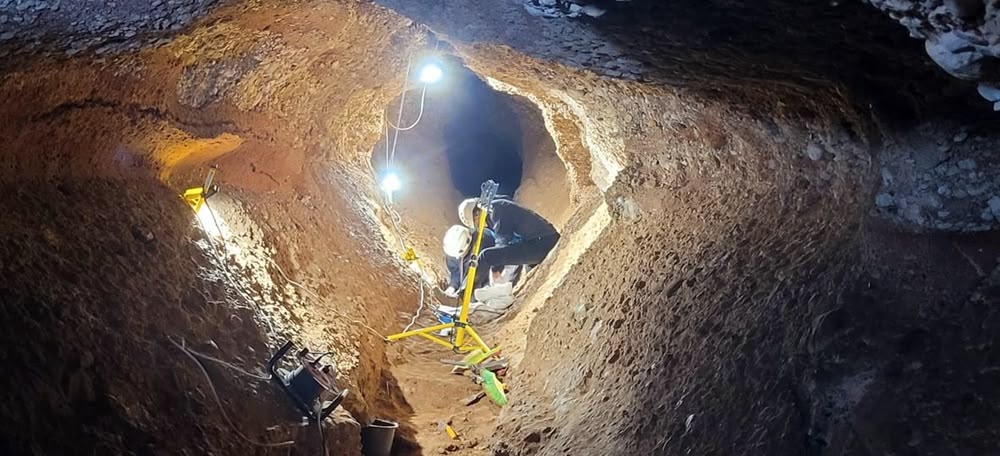 Foto portada: treballs arqueològics a la Cova Simanya. Autor: Diputació de Barcelona / cedida.