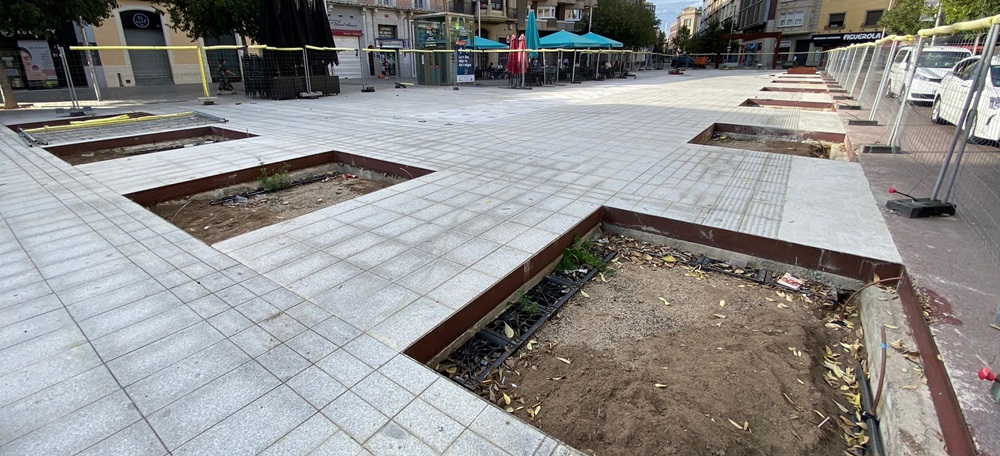 Foto portada: superfície del Passeig de la plaça Major, el 21 d'octubre de 2022. Autora: J.Ramon.