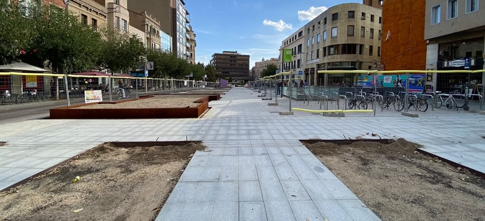 Foto portada: superfície del Passeig de la plaça Major, el 21 d'octubre de 2022. Autora: J.Ramon.