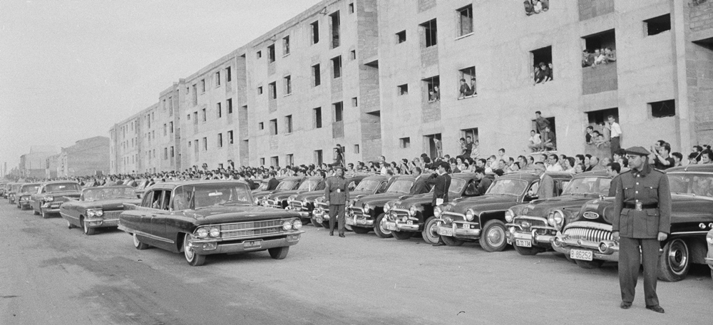 Franco i la resta d'autoritats marxen del Polígon Espronceda de Sabadell, encara inacabat, després d'inaugurar-lo, 19 de juny 1963 (Hereus d'Antoni Campañà)