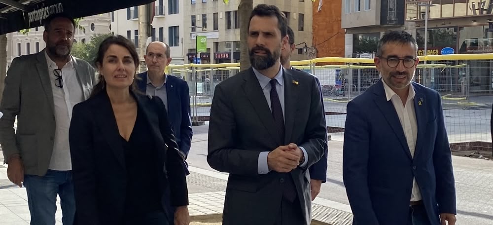 El conseller Roger Torrent amb l'alcaldable d'ERC Sabadell, Gabriel Fernández, i representants del comerç local. Aquest divendres al Passeig. Autora: J. Ramon