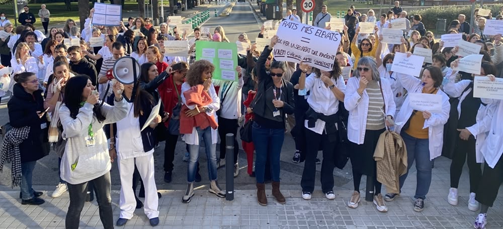 Foto portada: la concentració de l'equip d'Infermeria al Taulí, aquest dimecres. Autora: J. Ramon.